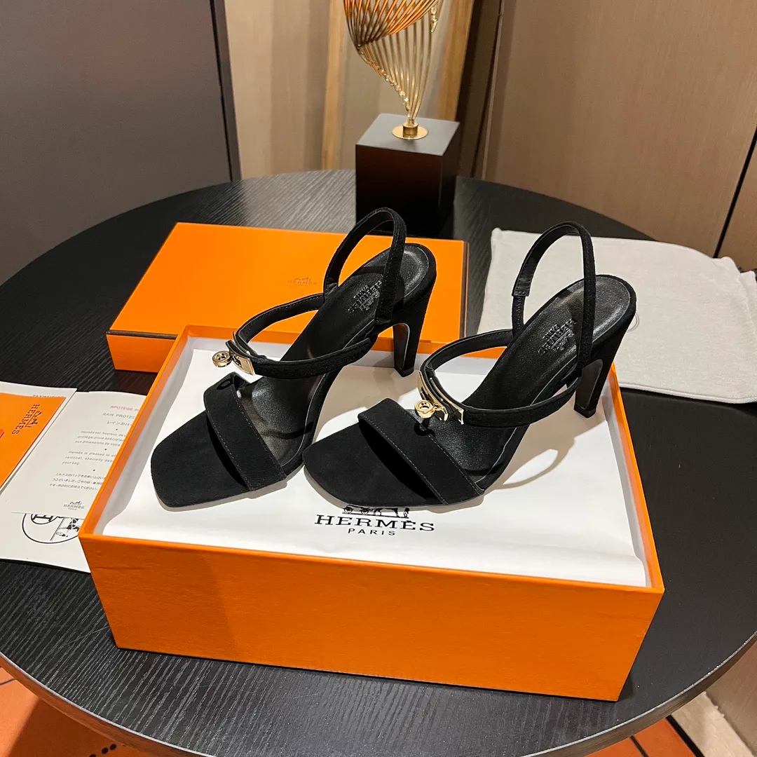 👟👟Ex-factory price 600👟👟 💋💋Continue the classics Hermes Classic H high-heeled sandals series————————Fashionable classic and versatile super comfortable It took half a year to disassemble the original version and develop it with craftsmanship and perfection in every detail Simple and smooth design to create a fashionable, classic and soft look 🥰🥰 Material: Original custom-made sheep suede, sheepskin lining for feet, Italian genuine leather outsole ▪️Heel height: 9cm ▪️SIZE: 34-42 (34.41 42 customized, non-returnable and non-exchangeable)